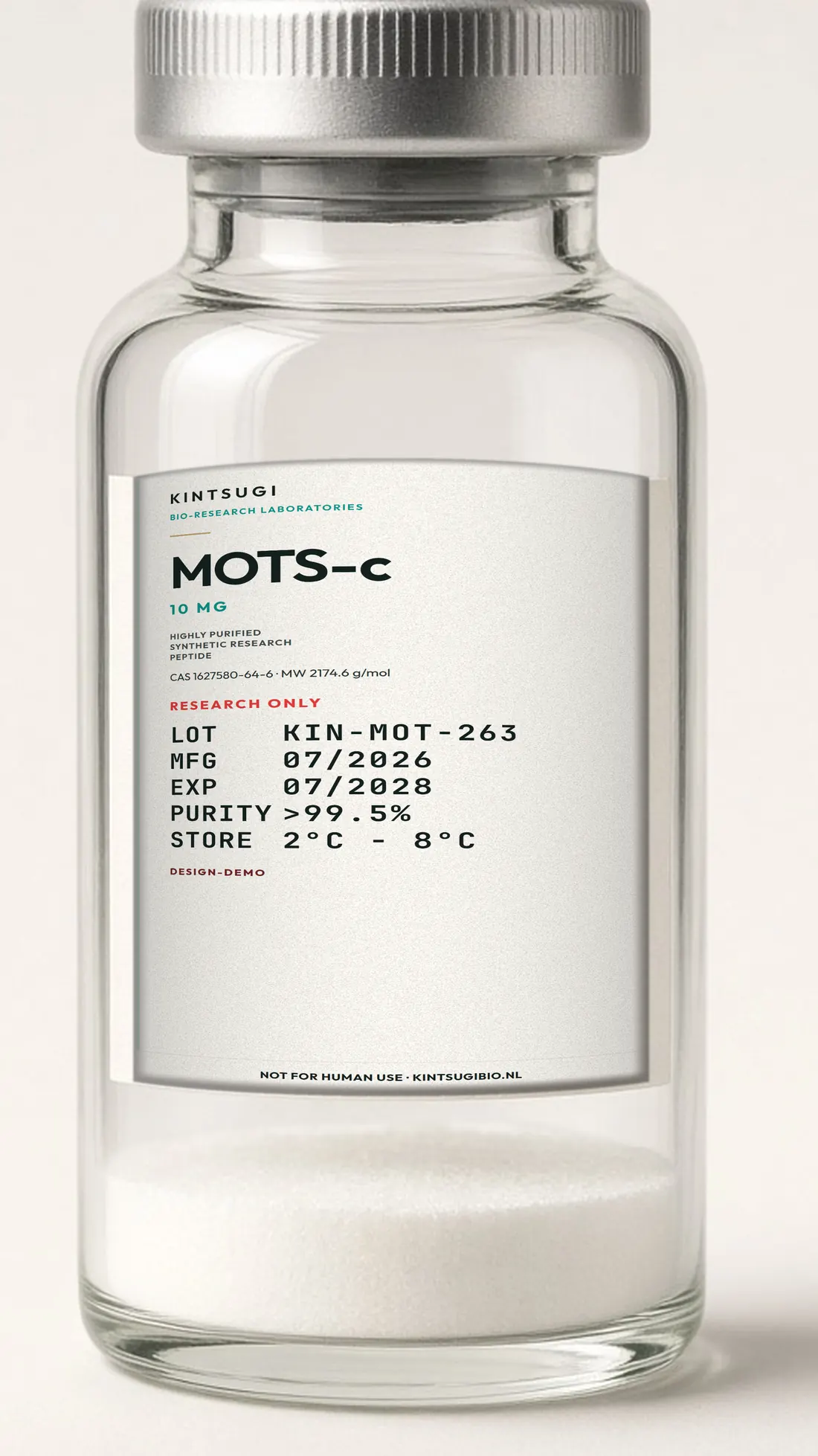 3 ml crimp-vial met het Ocean Teal etiket op het glas. MOTS-c, 10 mg, LOT KIN-MOT-263, MFG 07/2026, EXP 07/2028. Research only, not for human use.